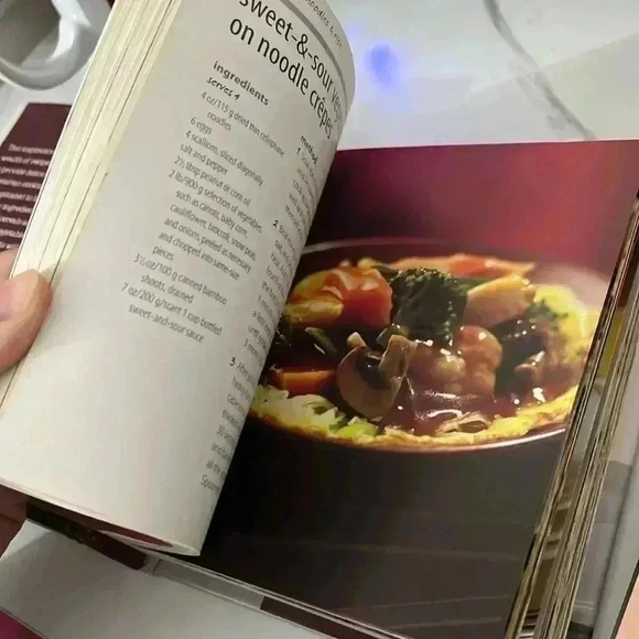 VEGETARIAN 100 everyday recipes cookbook. - Picture 4 of 4